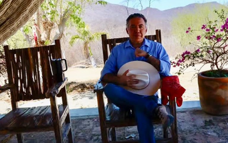 Senador Inzunza reaparece en Badiraguato; publica cita en latín sobre 'mantener la mente serena'