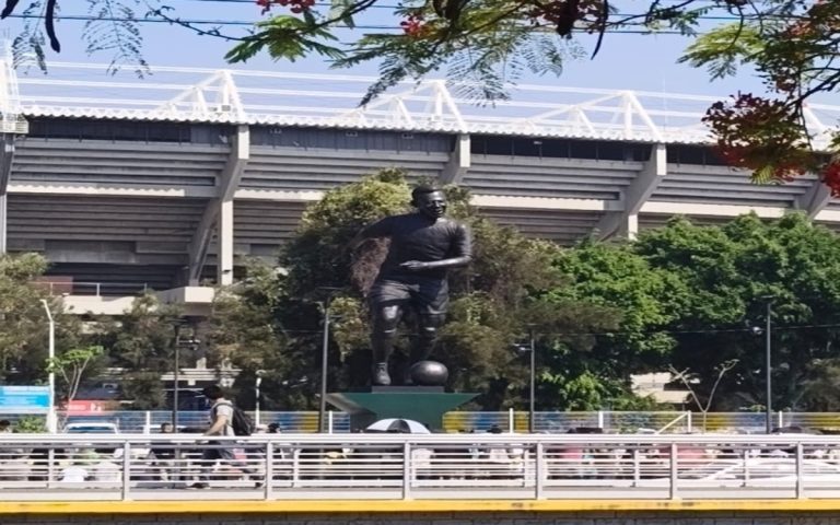 Mundial 2026: Develan escultura de Pelé frente al Estadio Jalisco