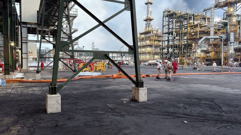Fuertes flamas sobre refinería Dos Bocas: situación fue controlada, reporta Pemex