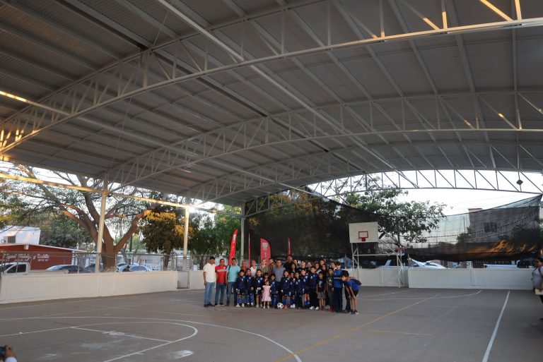 Entrega alcalde de Navolato rehabilitación de techumbre deportiva en la colonia Las Vegas del Rastro