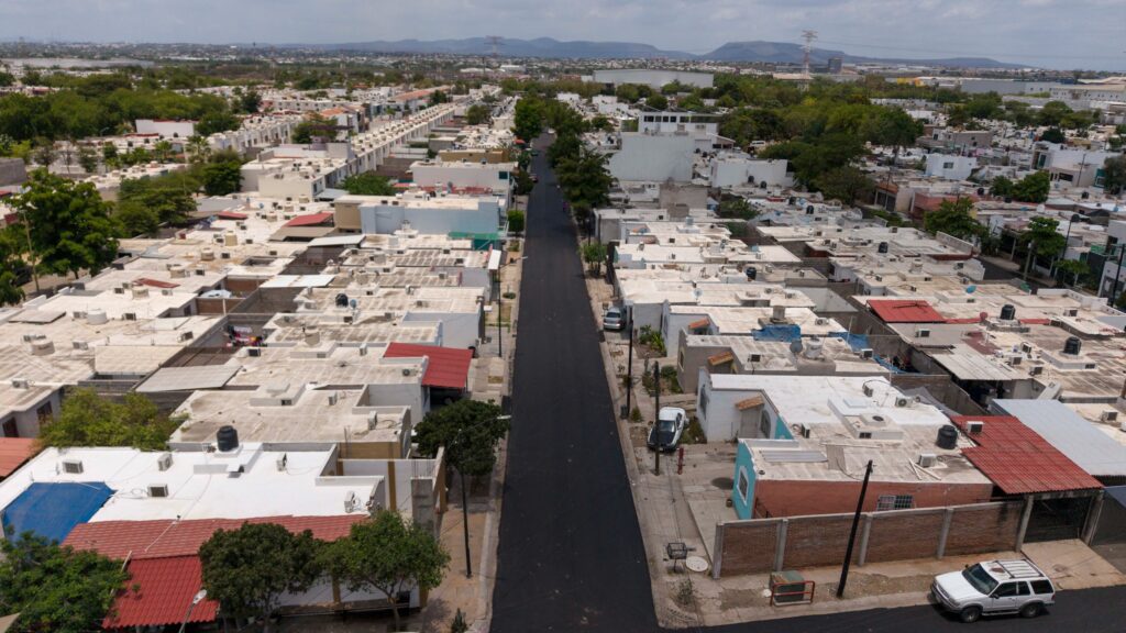 Mejora Ayuntamiento vialidades en Valles del Sol y Finisterra con obras de reencarpetado