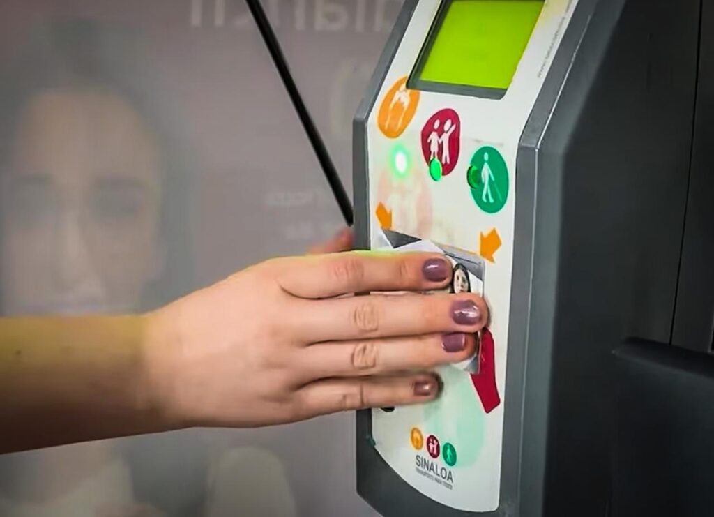 Más de 131 mil estudiantes en Sinaloa se benefician con la Tarjeta Inteligente de Identidad Estudiantil