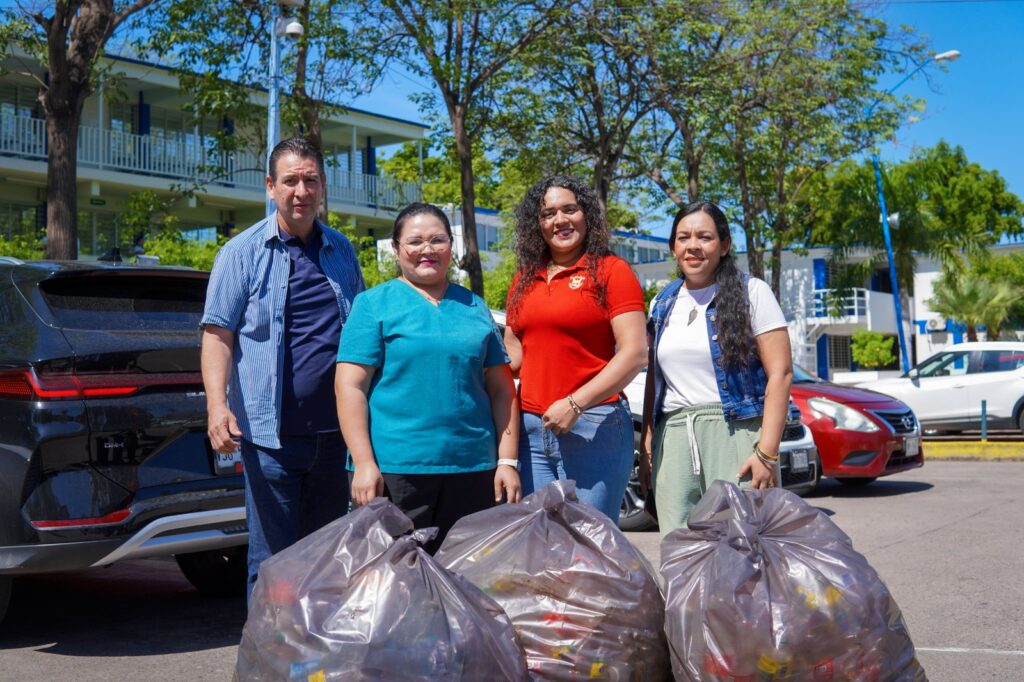 Reciclar para transformar: La Facultad de Odontología entrega a Bienestar Universitario 60 kilos de PET y tapaderas, promoviendo la sustentabilidad