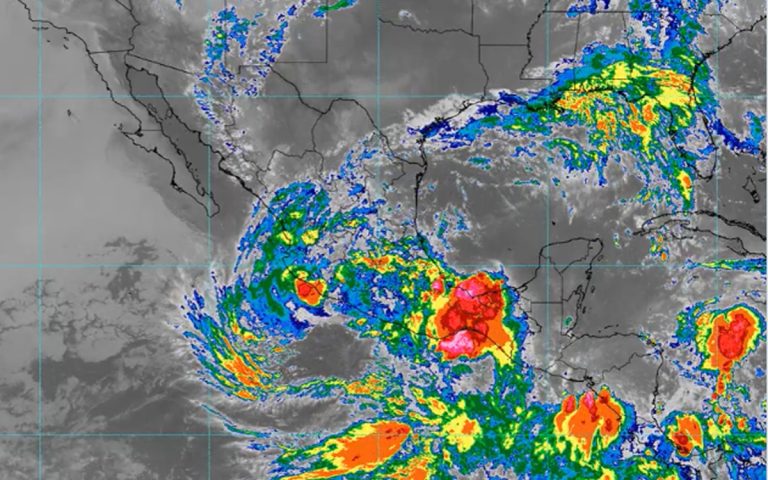 'Boris' toca tierra entre Guerrero y Oaxaca; 'Cristina' continúa lejos de México